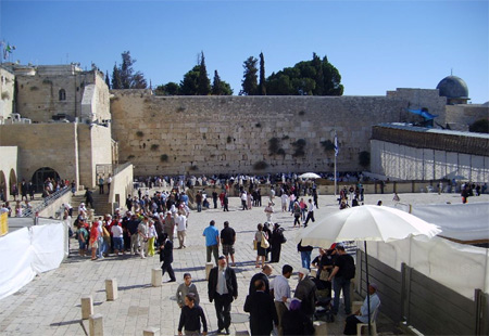Ağlama Duvarı önünde Dua eden Yahudiler