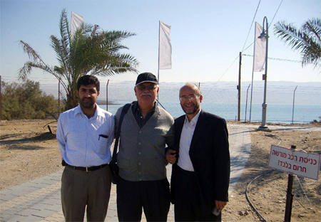 Lut Gölünün önünde Ebu Mustafa ve Musa ile birlikte
